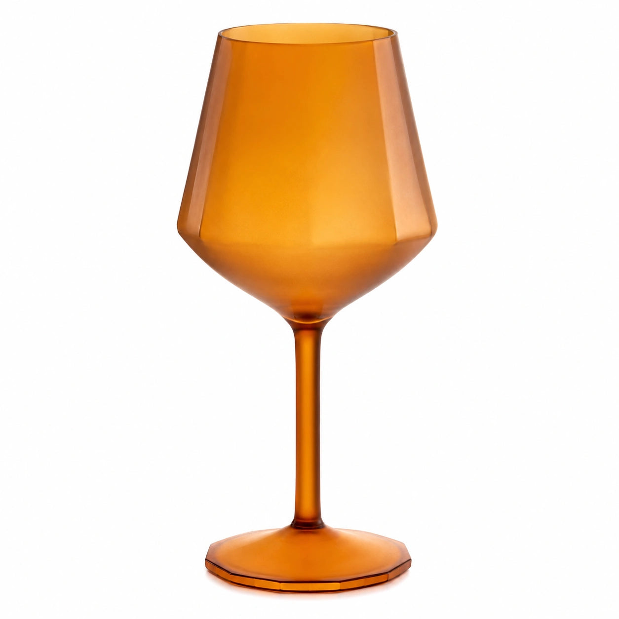 Amberfarbenes Weinglas mit geometrischem Design