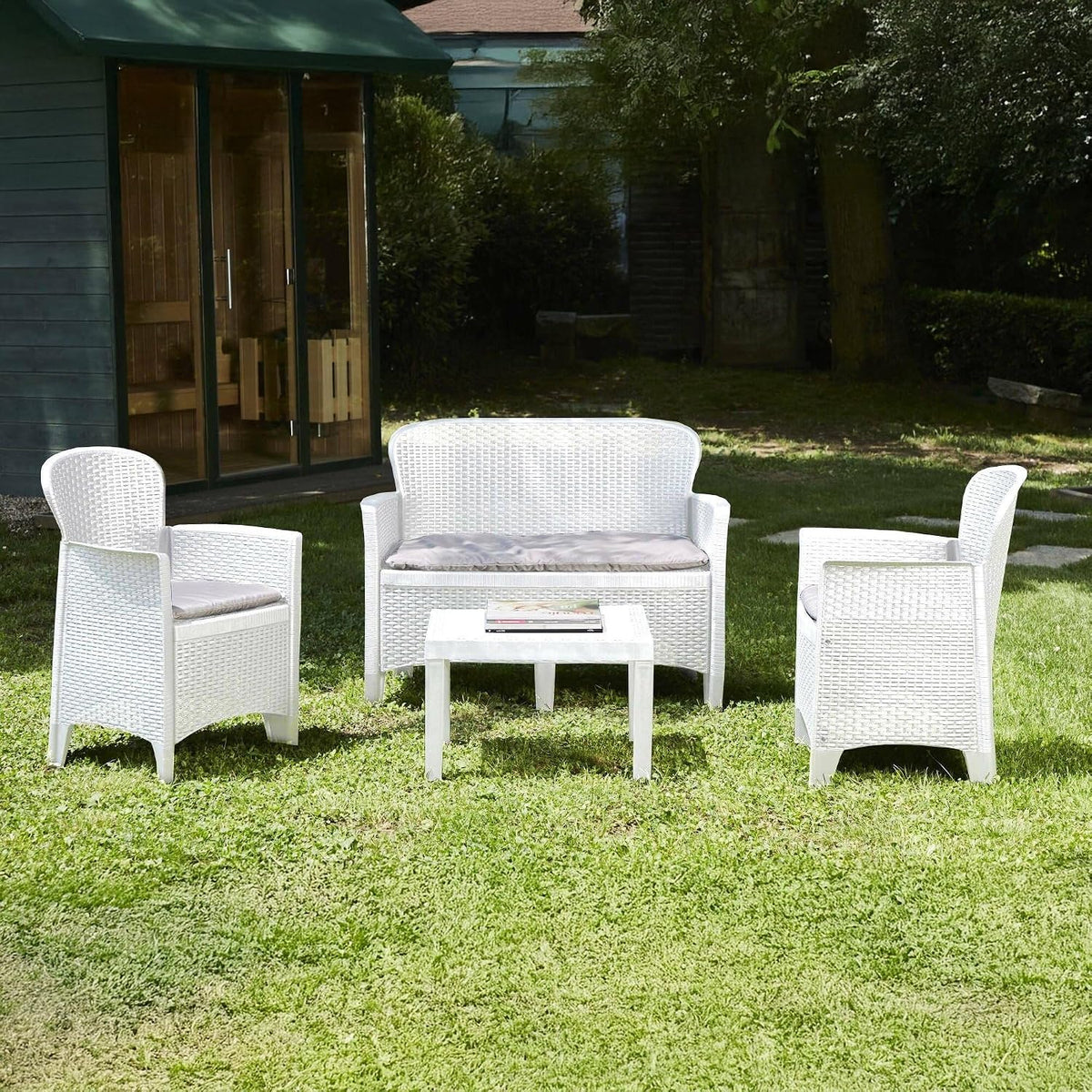 Dmora Sofa, Braun, Outdoor-Lounge-Set Ostuni, Gartengarnitur mit 2 Sesseln, 1 und 1 Couchtisch, Sitzecke in Rattan-Optik mit Kissen